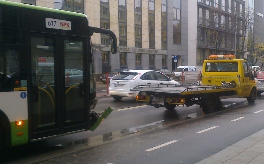 Ul. Sienkiewicza. Zderzenie autobusu KPK z mercedesem (zdjęcia)