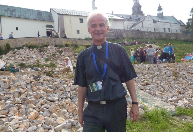 Ksiądz biskup Marian Florczyk jest stałym uczestnikiem Rodzinnego Rajdu Pieszego „Kielce znane i nieznane”