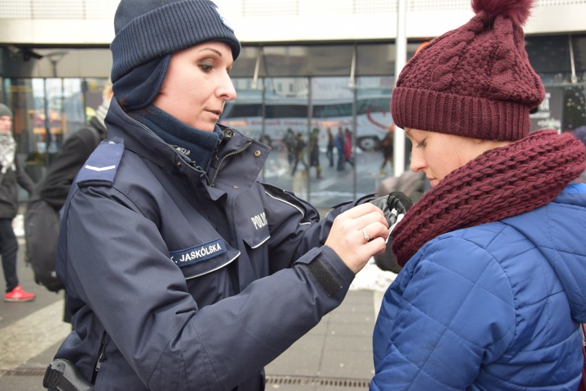 Na pl. Szewczyka trwa happening Stop przemocy wobec kobiet