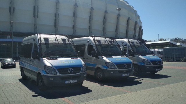 We wtorek od samego rana policja i prokuratura przeszukują pomieszczenia na Inea Stadionie przy ul. Bułgarskiej wynajmowane przez Stowarzyszenie Kibiców Lecha Poznań. Przejdź do następnego slajdu ------>