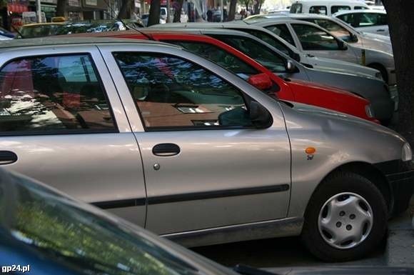 Sprzedaż aut używanych lekko wzrosła, ale generalnie nowych rejestracji pojazdów jest mniej.