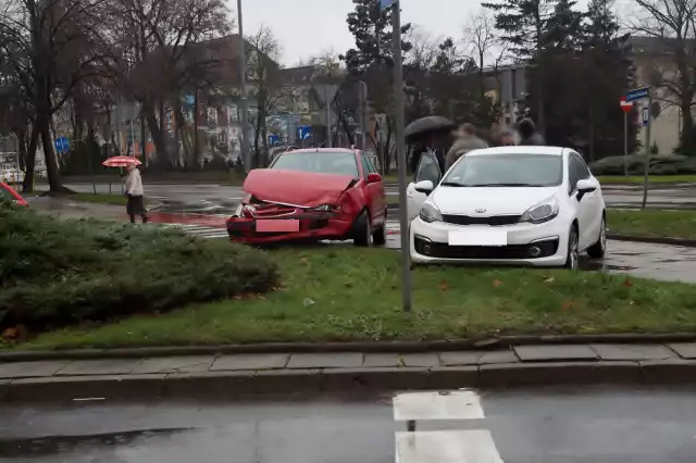 Dzisiaj (niedziela 09.12), w samo południe, doszło do kolizji dwóch samochodów osobowych na rondzie Solidarności w Słupsku.  Na miejscu pracują policjanci. W zdarzeniu na szczęście nikt nie odniósł poważniejszych obrażeń. 