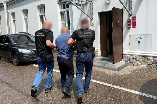 Zatrzymano 11 osób podejrzanych o udział w zorganizowanej grupie przestępczej odpowiedzialnej za m.in największy przemyt nielegalnych papierosów z Białorusi do Polski.