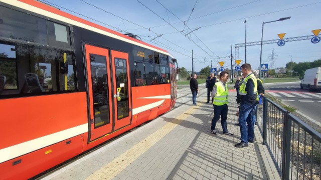 Przejazd techniczny tramwaju w Dąbrowie Górniczej przed powrotem składów na stałeZobacz kolejne zdjęcia/plansze. Przesuwaj zdjęcia w prawo naciśnij strzałkę lub przycisk NASTĘPNE