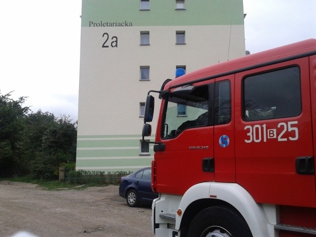 Trzy wozy straży pożarnej, karetka, policja i pogotowie energetyczne podjechały w sobotę około godz. 16 pod blok przy ul. Proletariackiej 2a w Białymstoku. Okazało się, że wezwano ich do palącego się garnka.