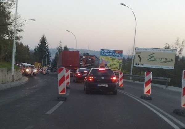 Od kilku dni, z powodu osuwiska, są znaczne ograniczenia w ruchu samochodów na ul. Sobieskiego, czyli głównym wjeździe do Przemyśla.