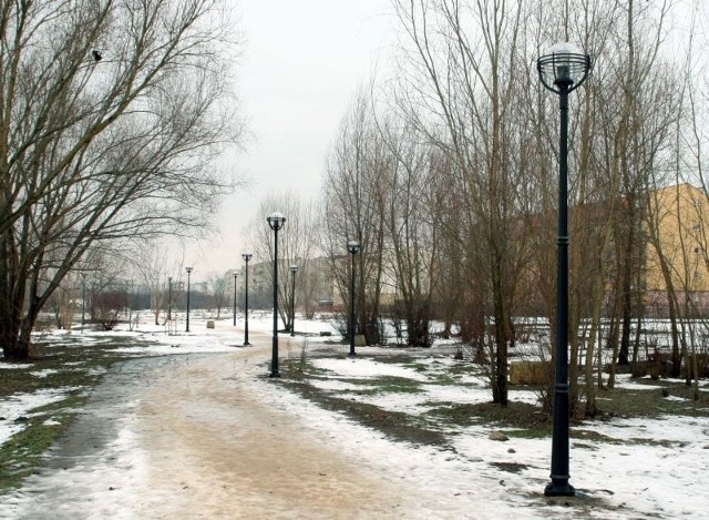 Nowe latarnie oświetlają alejki spacerowe w parku na osiedlu Gołębiów II.