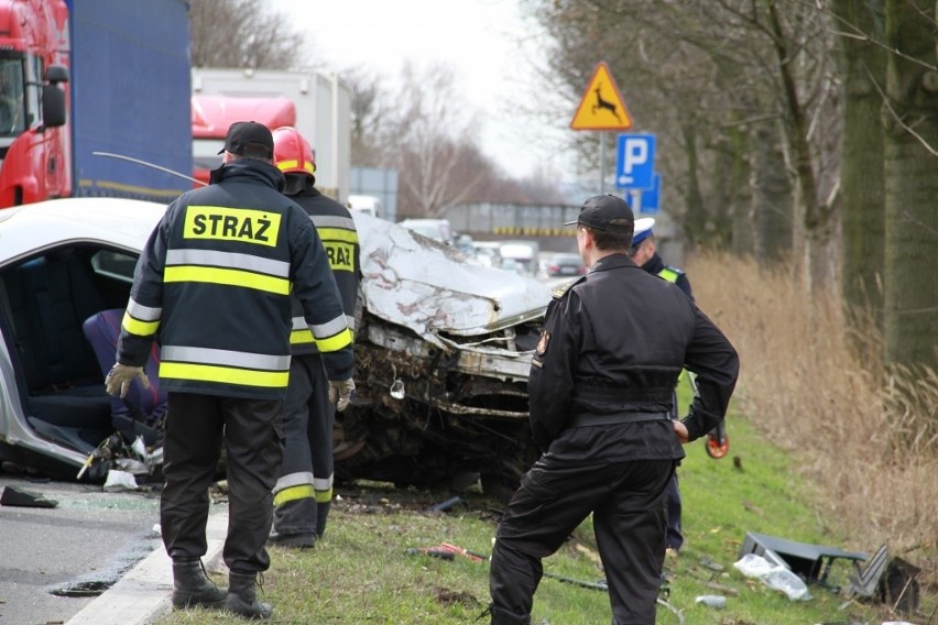 Wypadek w Gliwicach na DK 78 w stronę Knurowa. Dwie osoby ranne. Samochód wjechał w drzewo