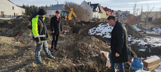 Burmistrz Włodzimierz Badurak na placu budowy nowego ośrodka zdrowia przy ulicy Grunwaldzkiej.
