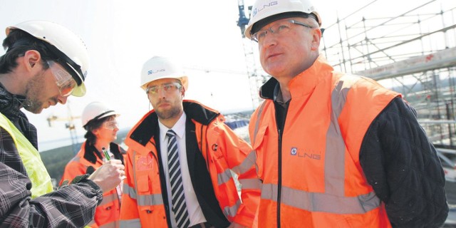 Maciej Mazur, dyrektor biura komunikacji korporacyjnej terminalu LNG (drugi z prawej) i Krzysztof Połatyński, kierownik działu realizacji terminalu LNG w Świnoujściu (pierwszy z prawej) na dachu zbiornika TK 2012.