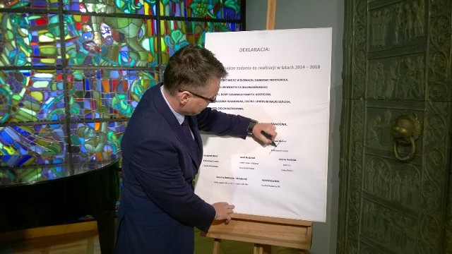 Janusz Kubicki podpisuje deklarację na lata 2014-2018 i zachęca do tego samego swoich kontrkandydatów.