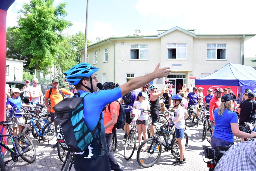 Uczestnicy rajdu wyjechali z Miejskiego Ośrodka Sportu w...