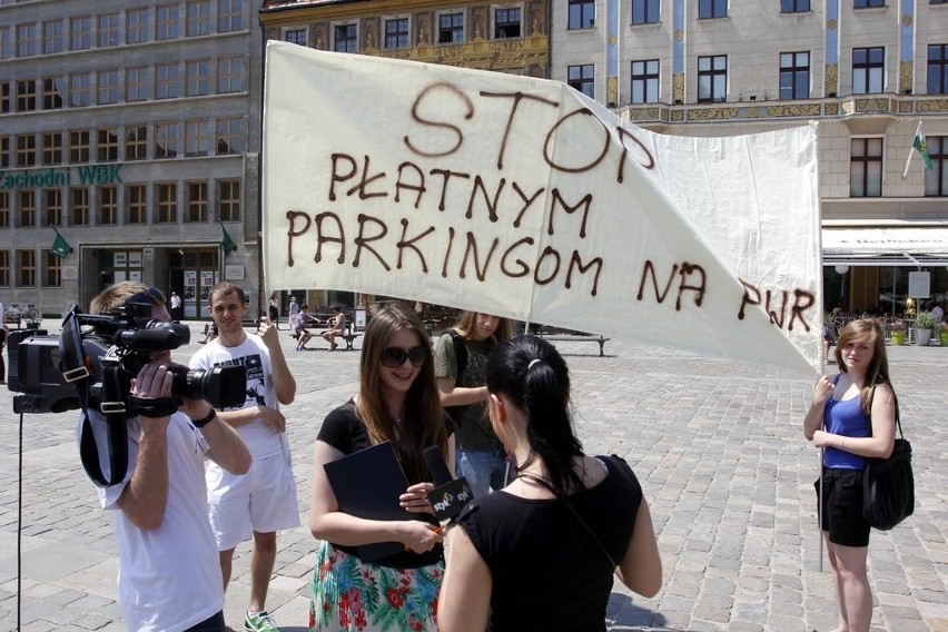 Płatne parkingi koło Politechniki Wrocławskiej: Klapa studenckiego protestu (ZDJĘCIA)