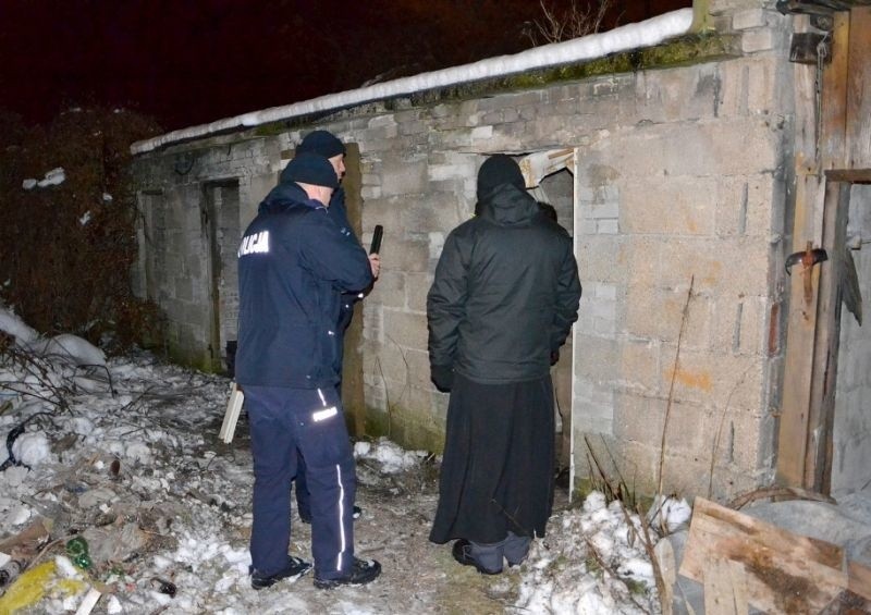 Ksiądz i policja szukali bezdomnych. Akcja Nie bądźmy obojętni (zdjęcia)