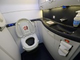 Pasażer przeżył traumę po tym, jak przez cały lot utknął w toalecie samolotu