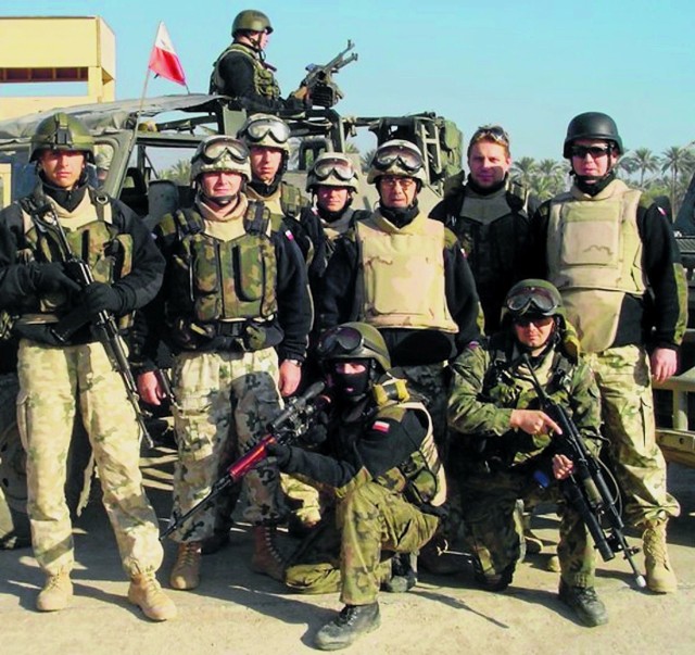 Krzysztof Kołcz (drugiz lewej) w 2004 roku był na misji w Iraku. Spędził tam kilka miesięcy,a do Polski wrócił w lutym 2005 roku. W tym czasie kilkukrotnie znalazł się pod ostrzałem