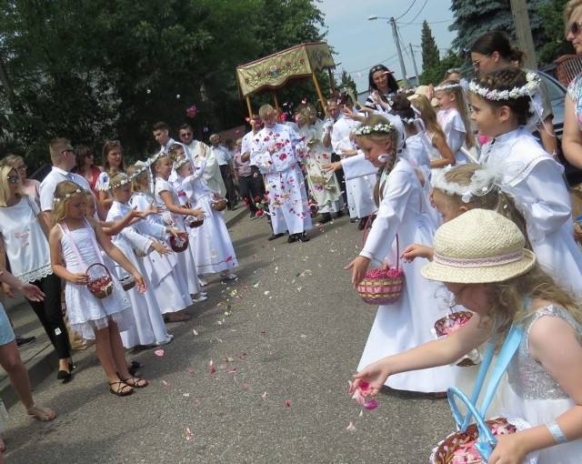 Procesja Bożego Ciała - parafia pw. Matki Bożej Fatimskiej w Brodnicy. 