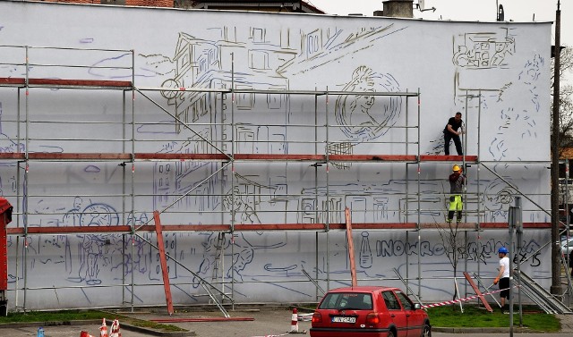 Szkic już gotowy, rusztowania ustawione. Na kamienicy przy ul. Kilińskiego w Inowrocławiu rozpoczyna się malowanie muralu prezentującego symboliczne miejsca, budowle i postacie związane z miastem. Prace mają potrwać kilkanaście dni. Oczywiście, jeśli dopisze pogoda.