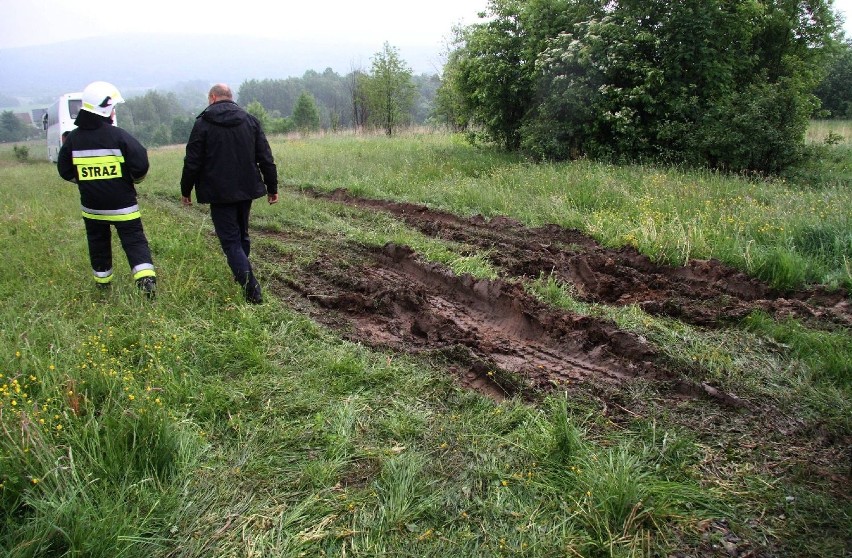 "Autokar nad przepaścią". Straż i policja w akcji w gminie Masłów (ZDJĘCIA)