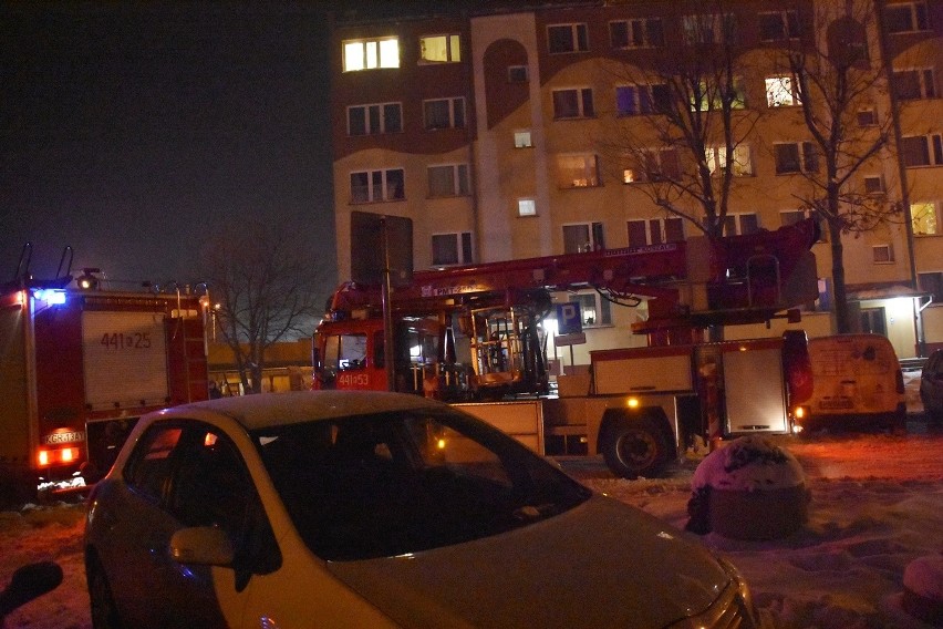 Gorlice. Pożar kuchni w jednym z bloków przy ulicy Krasińskiego. Na miejscu trzy zastępy straży pożarnej w tym podnośnik