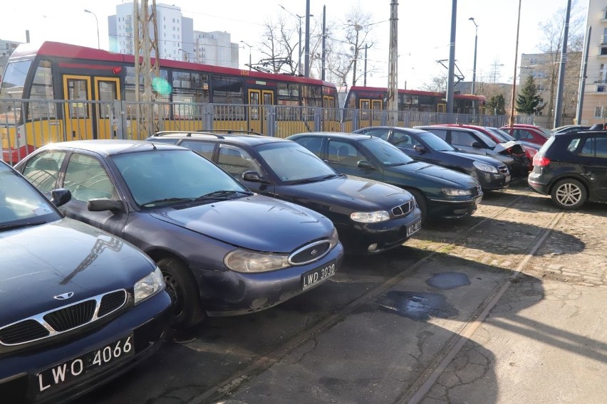 Urząd Miasta Łodzi sprzedaje swoje samochody. Najstarsze mają po 24 lata, najmłodsze po 13 lat, ZDJĘCIA, CENY