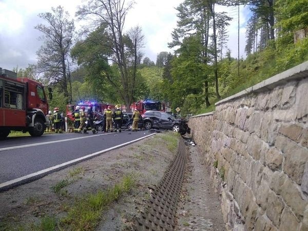  Groźny wypadek dwóch samochodów. Cztery osoby ranne, wezwano śmigłowiec LPR