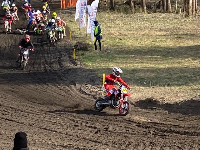 Na torze motocrossowym w Mrągowie rozegrano 1. rundę Pucharu Polski Pit Bike Off-Road. W nowej klasie - STOCK 150 Junior - zadebiutował Maksymilian Pawełczak, który w ubiegłym sezonie zdobył PP w STOCK 125. Maks, który uprawia też miniżużel w BTŻ Bydgoszcz oraz żużel w Abramczyk Polonii, był najlepszy w treningu kwalifikacyjnym (1:12.713). W pierwszym wyścigu triumfował, w drugim zajął 4. miejsce (za każdym razem wykręcał najszybsze czasy okrążeń). W klasyfikacji generalnej Pawełczak zajął 2. pozycję, triumfował Mikołaj Kupaj z AK Głogów. ZDJĘCIA >>>>