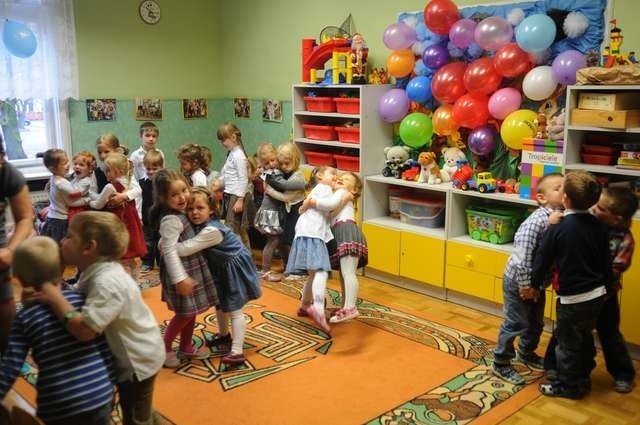 Maluchy z Przedszkola Miejskiego nr 4 w Toruniu urodziny swojego przedszkola świętowały w ostatni czwartek