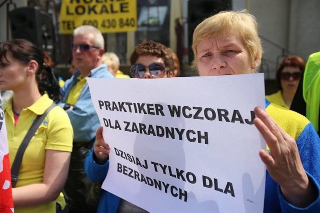 Około 50 pracowników firmy Praktiker protestowało w poniedziałkowe przedpołudnie pod siedzibą spółki w Dąbrowie Górniczej 22 maja 2017