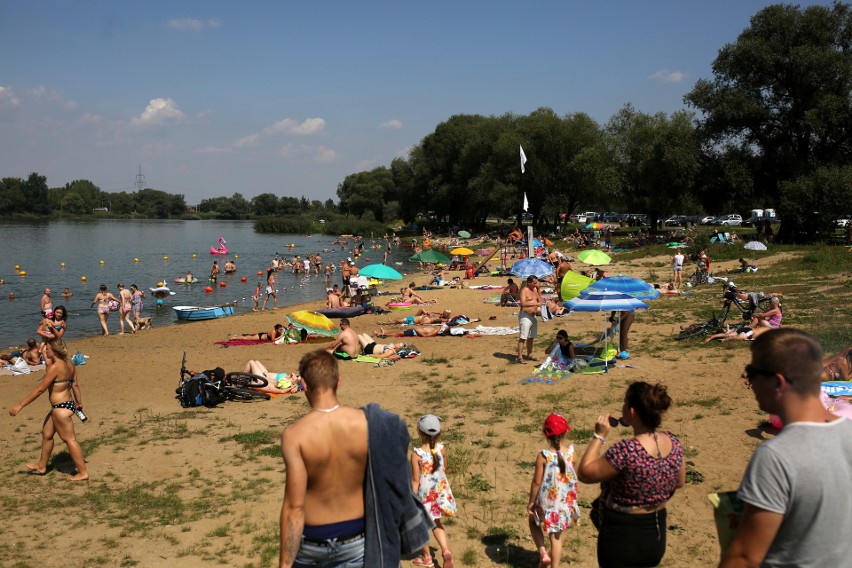 Tłumy krakowian na kąpielisku w Przylasku Rusieckim