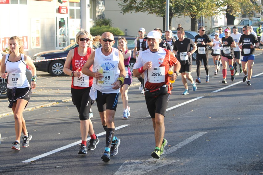 Zdjęcia z maratonu w Poznaniu 2018 - biegacze na pierwszym...