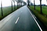 Brawurową jazdę zakończył dachując w rowie (wideo)