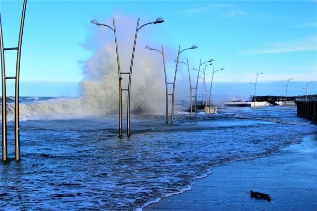 Darłowo. Gigantyczne fale na Bałtyku uderzają w port. Zobacz niesamowite zdjęcia