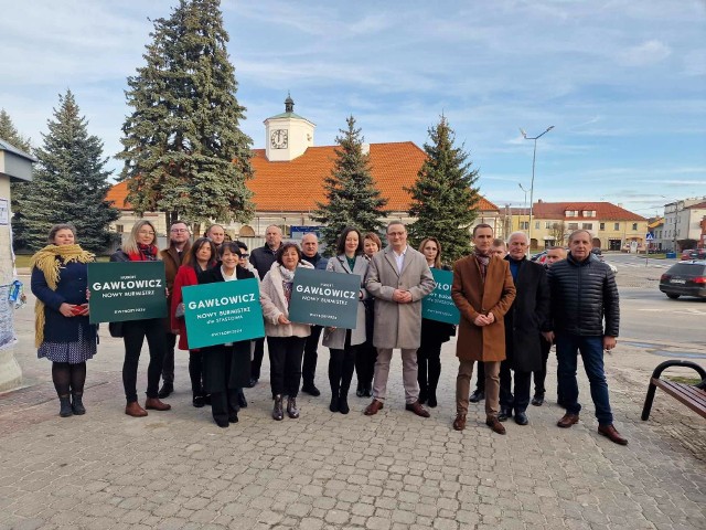 Podczas briefingu prasowego Regionalnego Forum Samorządowego, udział w wyborach na burmistrza Staszowa potwierdził Hubert Gawłowicz (czwarty z prawej).