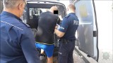 Policjanci z Lewina Brzeskiego zatrzymali agresywnego 38-latka. Mężczyzna ruszył na nich z siekierą i nożami