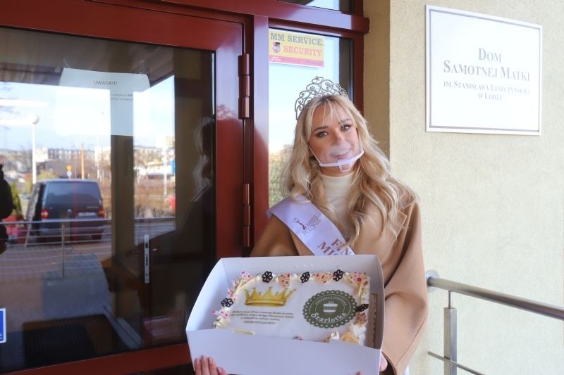 Miss Roksana Karolak wręczała prezenty w Domu Samotnej Matki. Prezenty rozwozili także mikołaje na motocyklach ZDJĘCIA