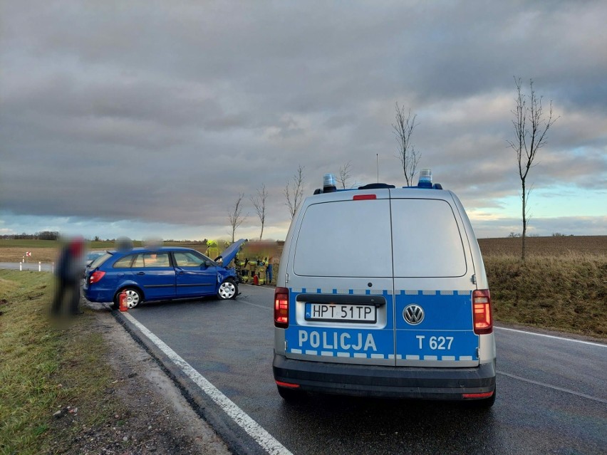 Groźny wypadek koło Mrągowa. Zderzenie czołowe Audi i Skody na drodze krajowej