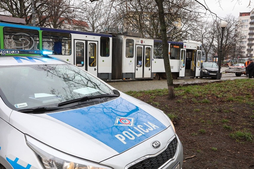 Kolizja na pl. Grunwaldzkim w Szczecinie. Tramwaj wjechał w samochód