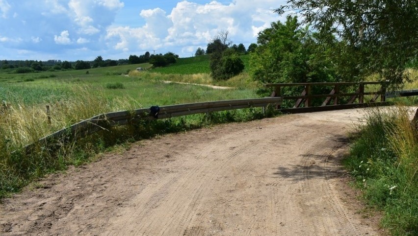 Ogródek. Para nastolatków na motorowerze uderzyła w barierę. Są ciężko ranni