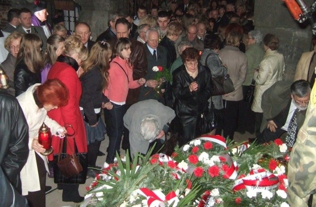 Tłumy ostrowczan przyszły na cmentarz przy ulicy Denkowskiej. Kwiaty składano przed tablicą upamiętniającą ofiary zbrodni katyńskiej. Poseł Jarosław Rusiecki nie potrafił powstrzymać łez mówiąc o zmarłych kolegach.