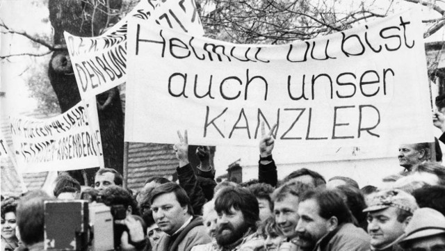 12 listopada 1989 roku, Krzyżowa na Dolnym Śląsku. W pałacu w Krzyżowej odbywa się spotkanie kanclerza Niemiec Helmuta Kohla i premiera Polski Tadeusza Mazowieckiego. Dopiero wtedy mniejszość niemiecka po raz pierwszy mogła wystąpić publicznie zupełnie oficjalnie.