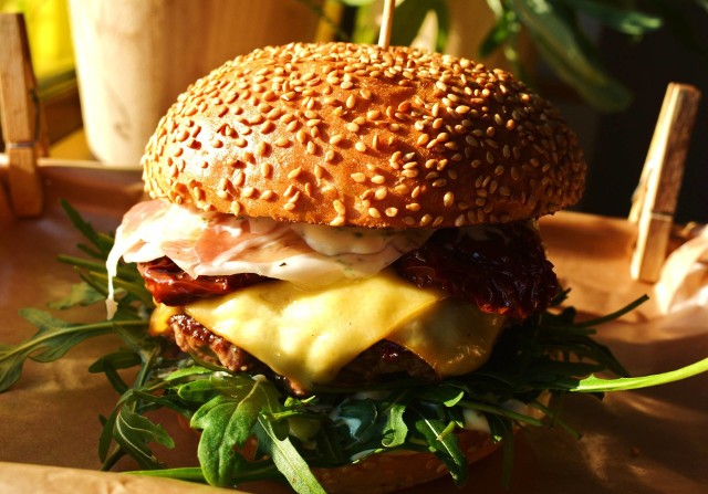 Końskie, Spółdzielcza 10,	888054831To bar z wieloma rodzajami burgerów od klasycznego, serowego po ostre i łagodne, z dodatkiem kilku sosów do wyboru. Oprócz tego można tu zjeść frytki i paluszki serowe. Bar prowadzi także dowóz burgerów do klientów. Lokal jest chętnie odwiedzany, tym bardziej, że popularność typowych burgerów rośnie.