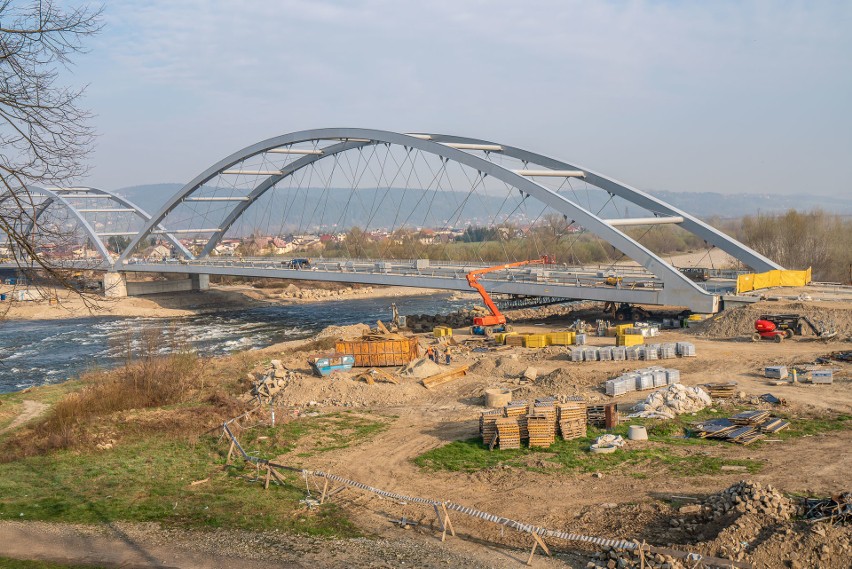 Nowy Sącz. Betonowanie mostu heleńskiego zakończone. Czas na asfalt [ZDJĘCIA]