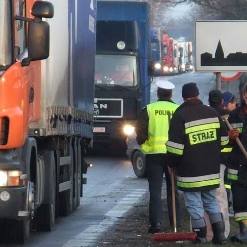 Trudne warunki na drogach powodują, że trasy dojazdowe do Białegostoku się korkują