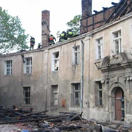 W majowym pożarze doszczętnie spłonął dach budynku przy placu Farnym. Ucierpiały też mieszkania znajdujące się na najwyższej kondygnacji.