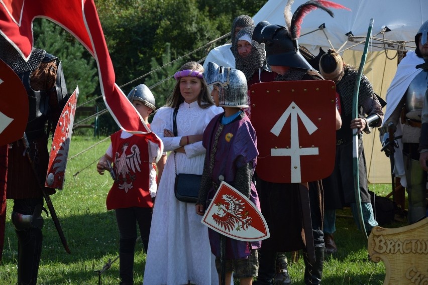 Wilczyska. Z Bobowej pod Grunwald - piknik rycerski wokół amfiteatru. Motocykliści zbierali datki na dzwony do kościoła św. Zofii