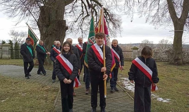 Po mszy świętej delegacja Gminy Czarnocin oraz młodzieży szkolnej udała się na pobliski cmentarz, gdzie zapaliła znicze na grobach żołnierzy.