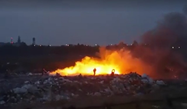 Pożar na terenie Zakładu Komunalnego w Opolu. Palą się śmieci w niecce składowiska odpadów