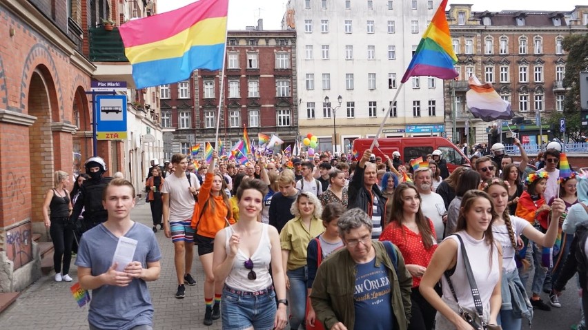 Nawet 3 tys. uczestników Marszu Równości przechodzi przez...