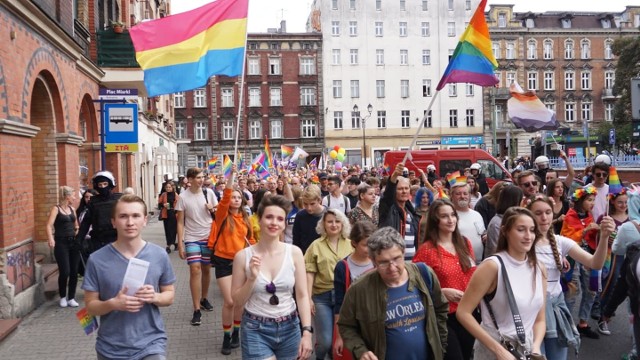 Nawet 3 tys. uczestników Marszu Równości przechodzi przez centrum Katowic